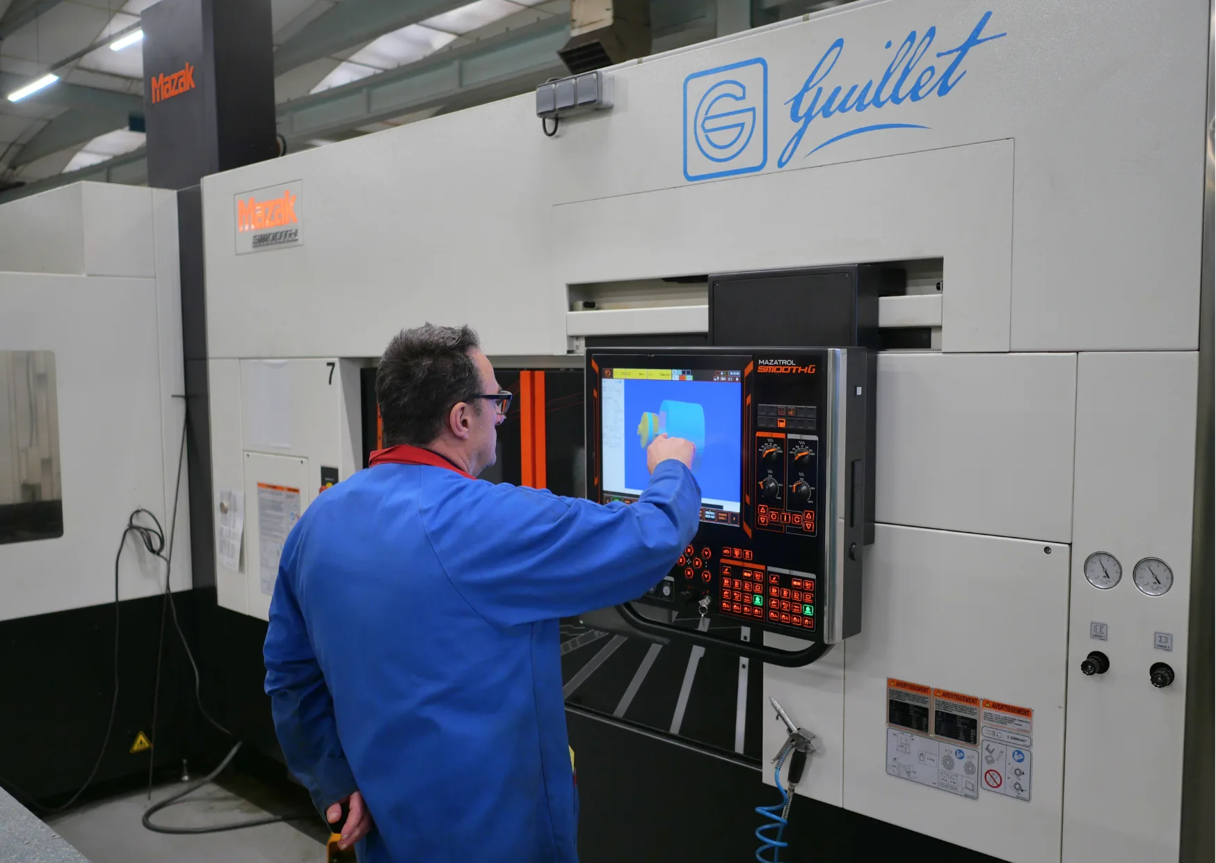 Photos ouvrier sur une machine